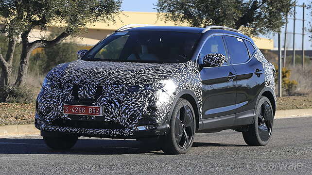 Nissan Qashqai facelift spotted on test